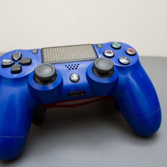 Playstation 4 Console (500GB) + Cables + Blue Controller + Portable Case - Picture 8 of 10